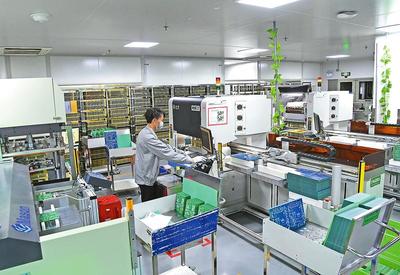 技術(shù)人員在操控設備進行生產(chǎn)