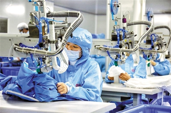 探營廣州部分口罩、防護(hù)服生產(chǎn)企業(yè) 廠家說買口罩難會(huì)緩解